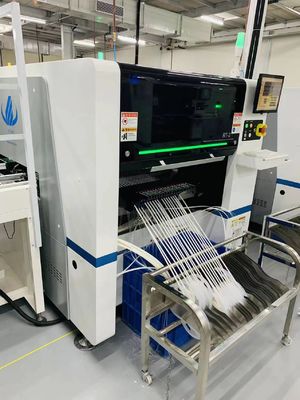 خط إنتاج LED اختيار ووضع آلة 80000 CPH لمكونات 0201